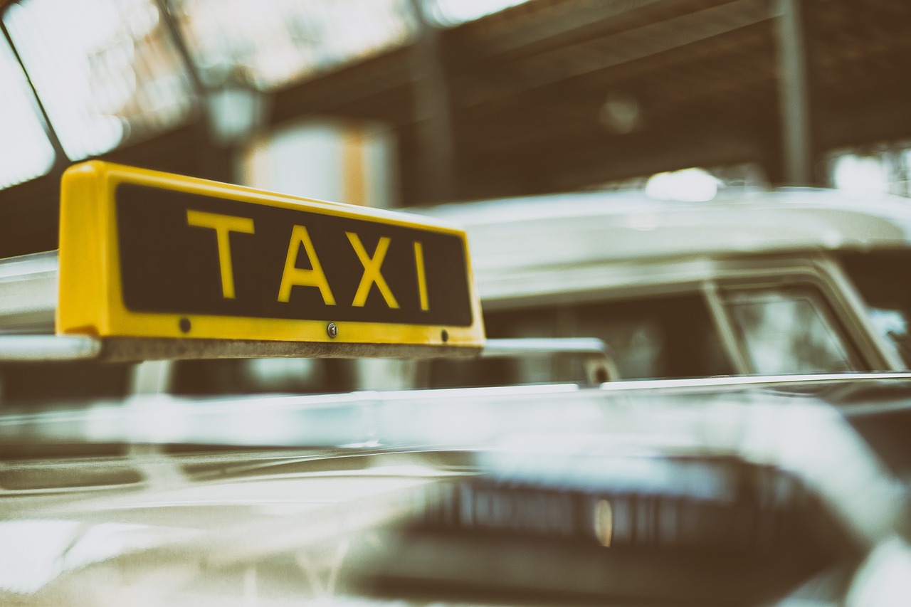 Licença para Táxi e Moto Táxi Placa de táxi representando o serviço de emissão de licença para táxis e moto táxis